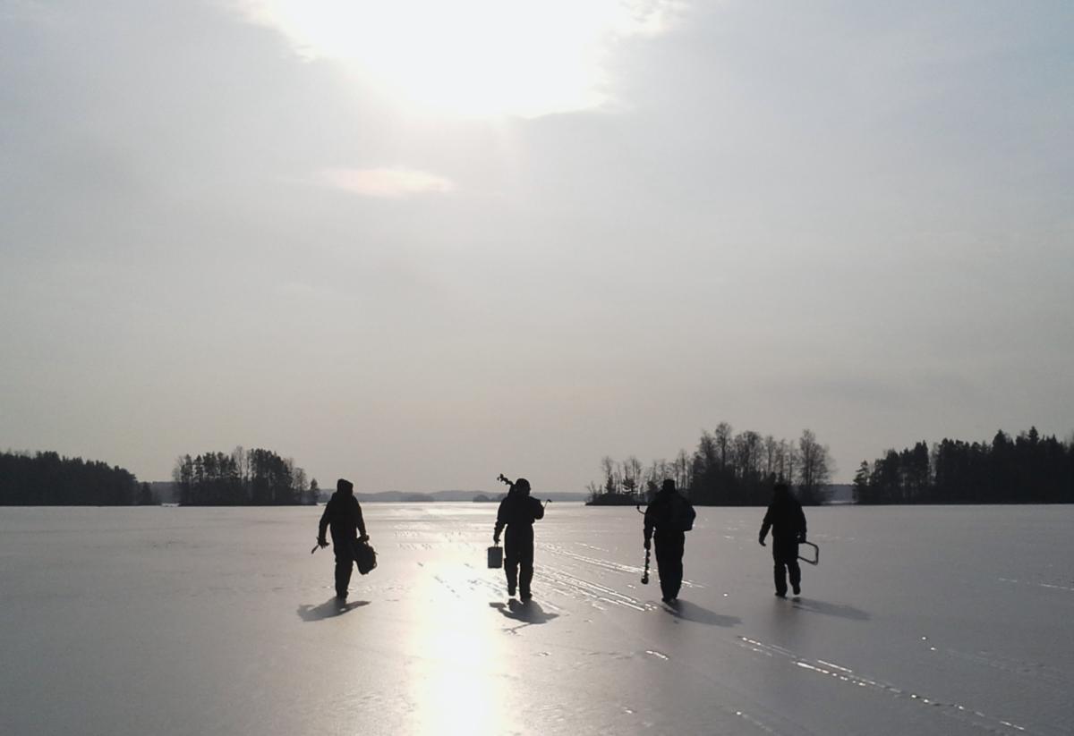 Pilkkijät Vesijako-järven jäällä